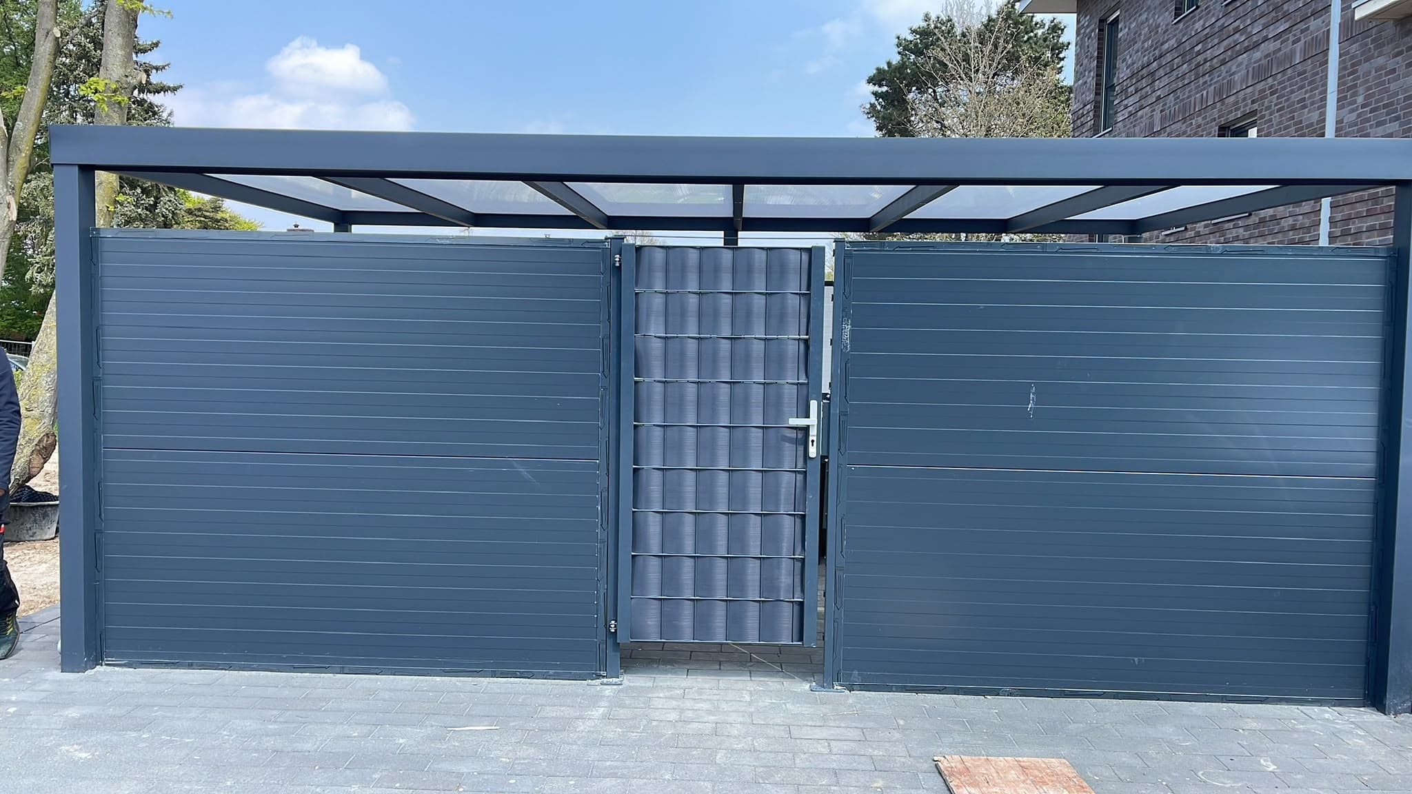 Aluminium carport geplaatst bij woonhuis door Veranda House Expert