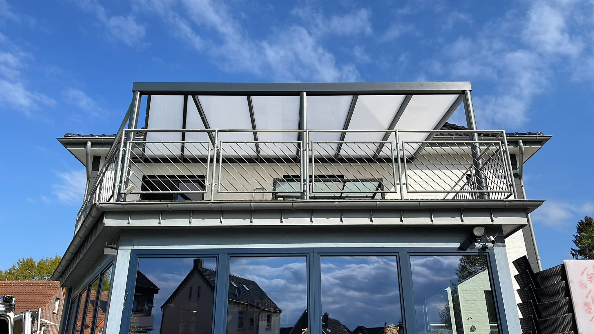 Glazen wintertuin aangebouwd aan woning door Veranda House Expert